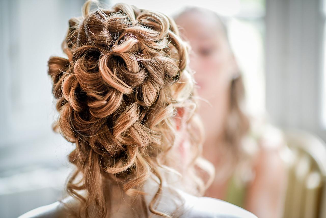 chignon bouclé de mariée, cheveux blonds