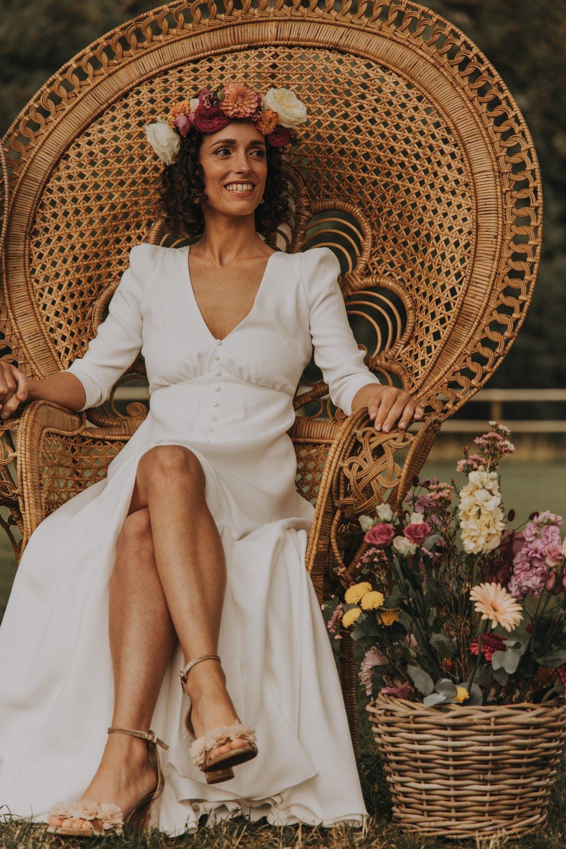 mariée bohème avec sandales dorées à fleurs à talon carré
