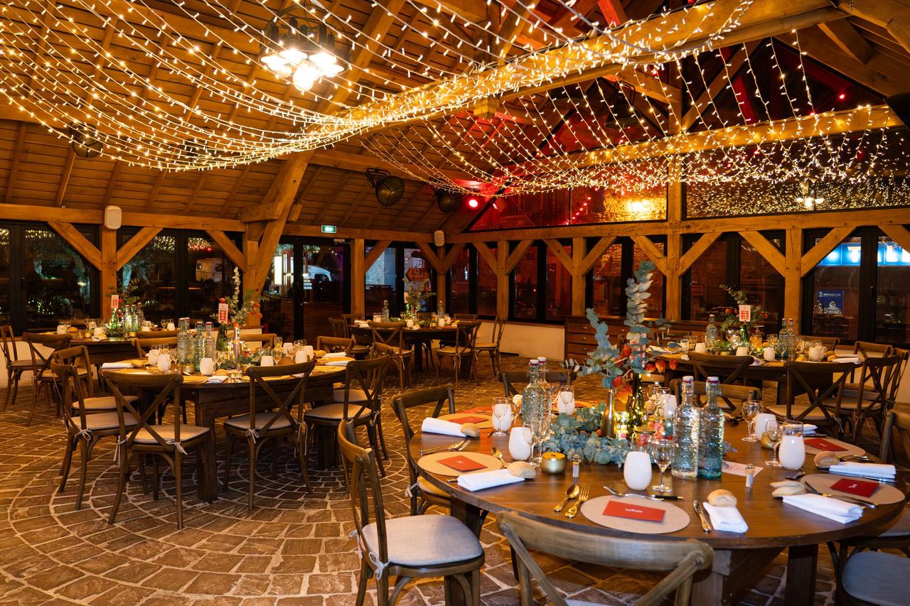 decoration mariage en hiver guirlandes guinguette plafond