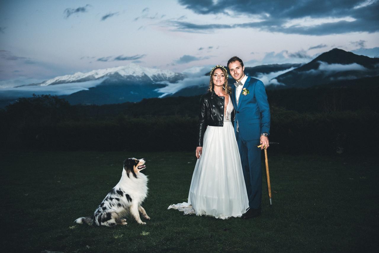 Photo couple mariage originale nuit chien