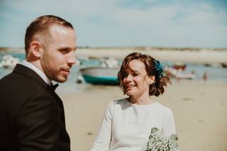 Coiffure mariage avec cheveux lâchés et barrette floral bleu