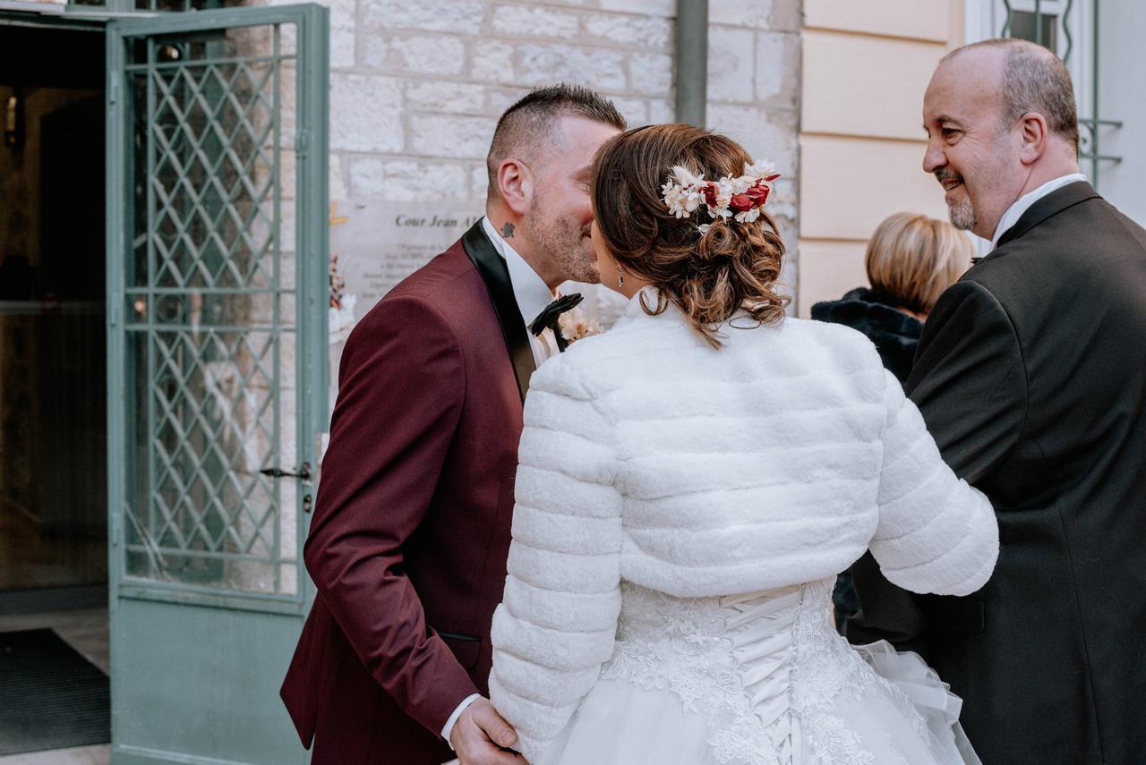 mariée avec manteau chaud comme accessoire de mariage d'hiver