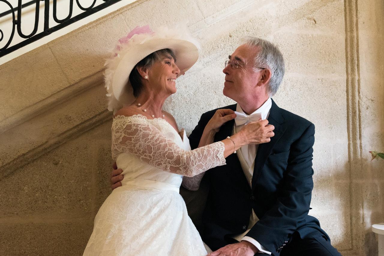 mariée aux cheveux courts avec chapeau comme comme accessoire à cheveux