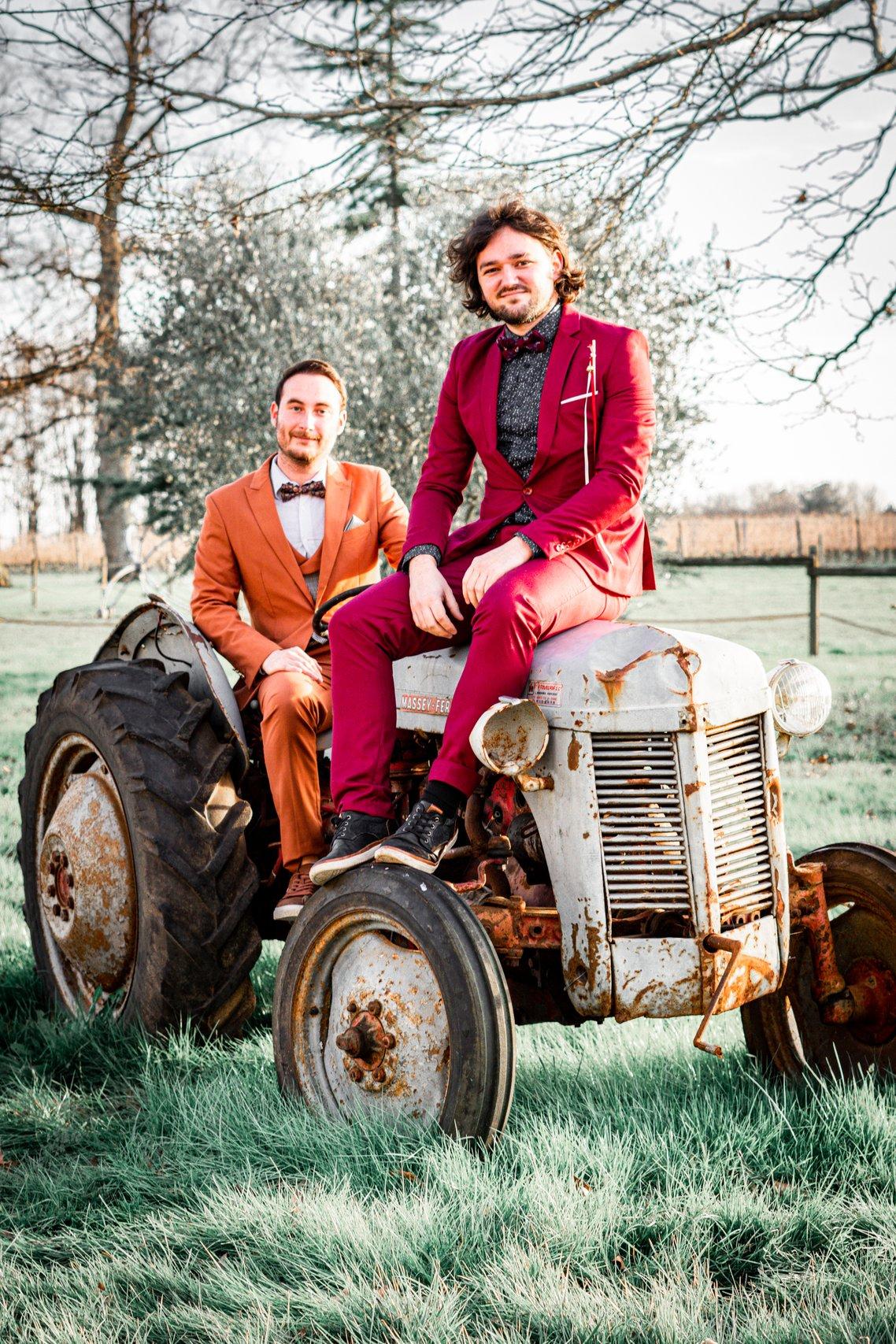 deco de mariage rouge, futur marié en costume rouge et l'autre en costume orange parfaits pour l'hiver