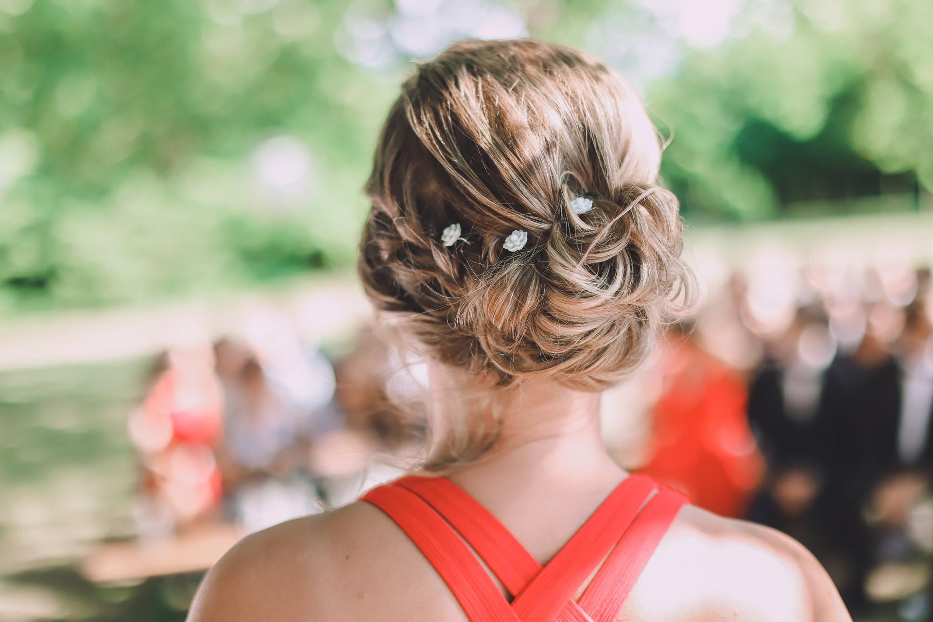 65 coiffures de mariage pour invitées : simples et chics