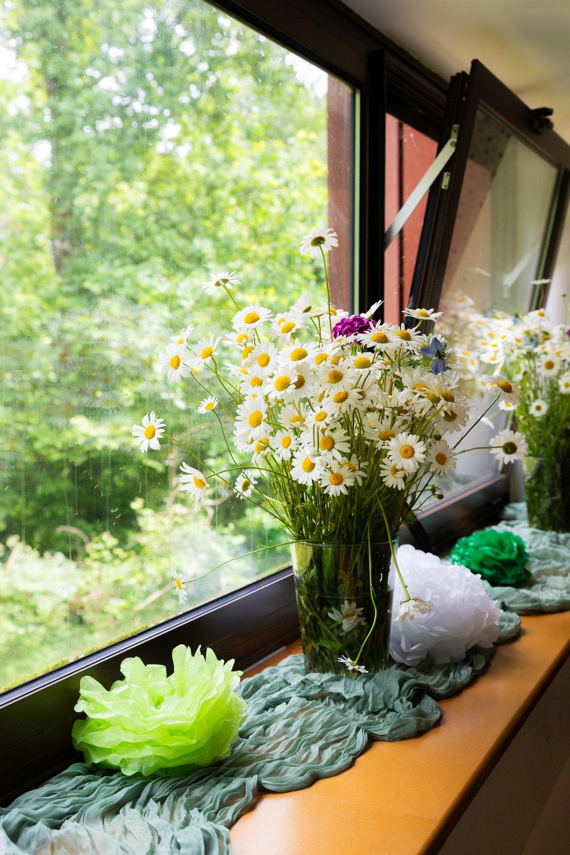 bouquet de marguerites dans un contenant en verre, fleurs moins cheres pour mariage, fleurs des champs de saison