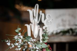 deco de mariage rouge, wedding cake blanc avec fleurs blanches, bleues et rouges