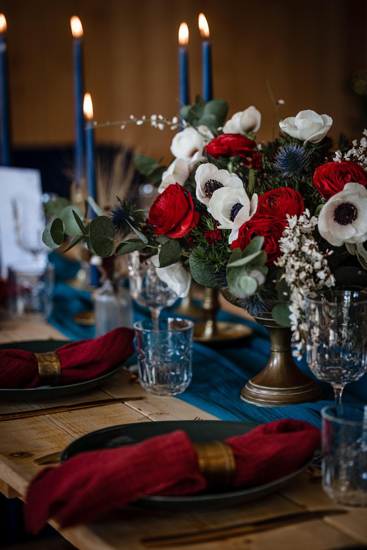 deco de table rouge et bleue pour mariage d'hiver