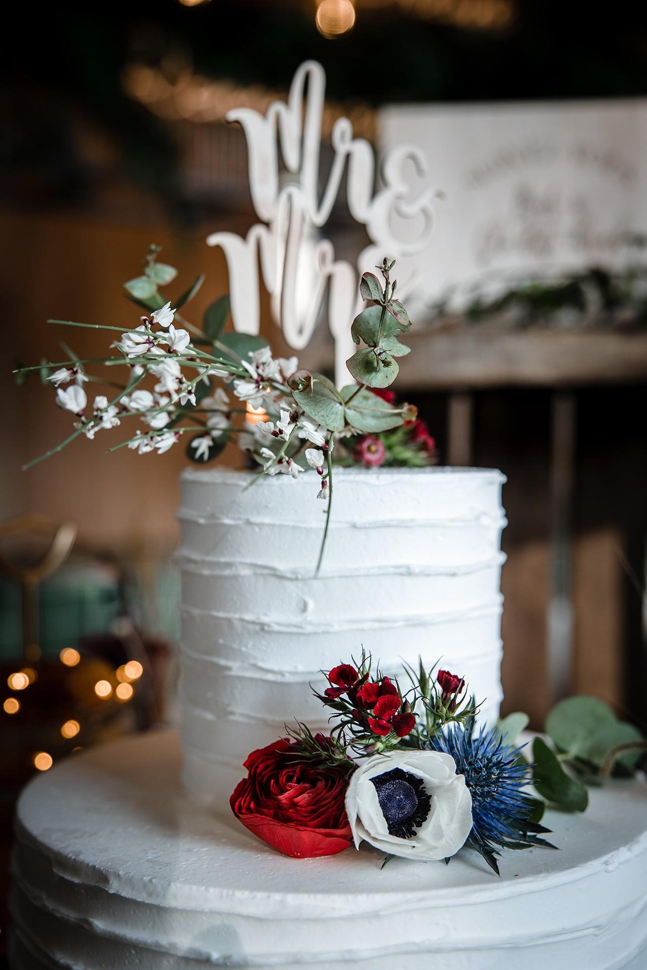 deco de mariage rouge, wedding cake blanc avec fleurs blanches, bleues et rouges