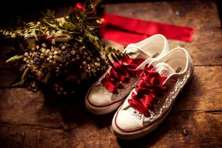 chaussures de mariée avec lacets rouges