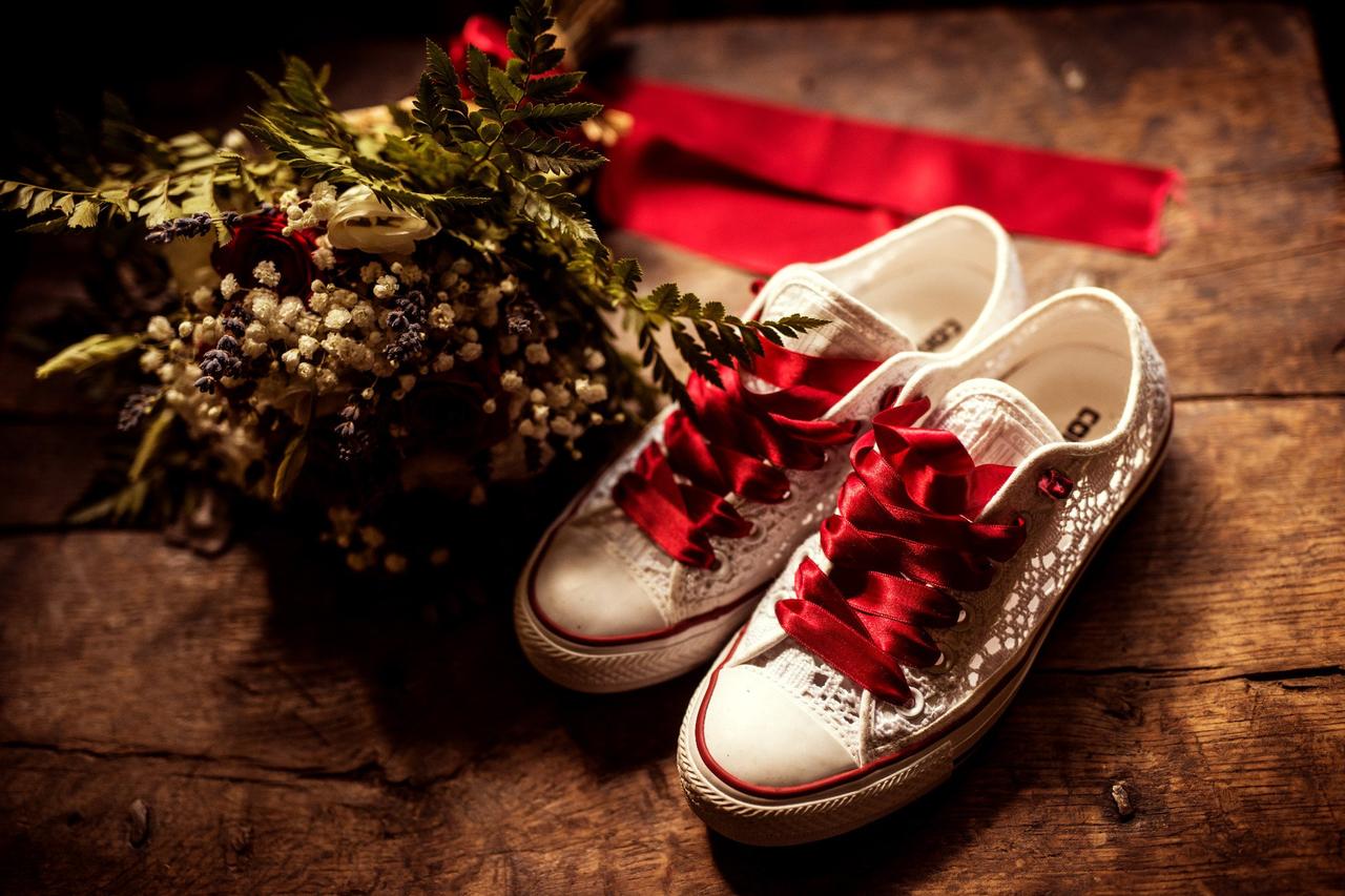 chaussures de mariée avec lacets rouges