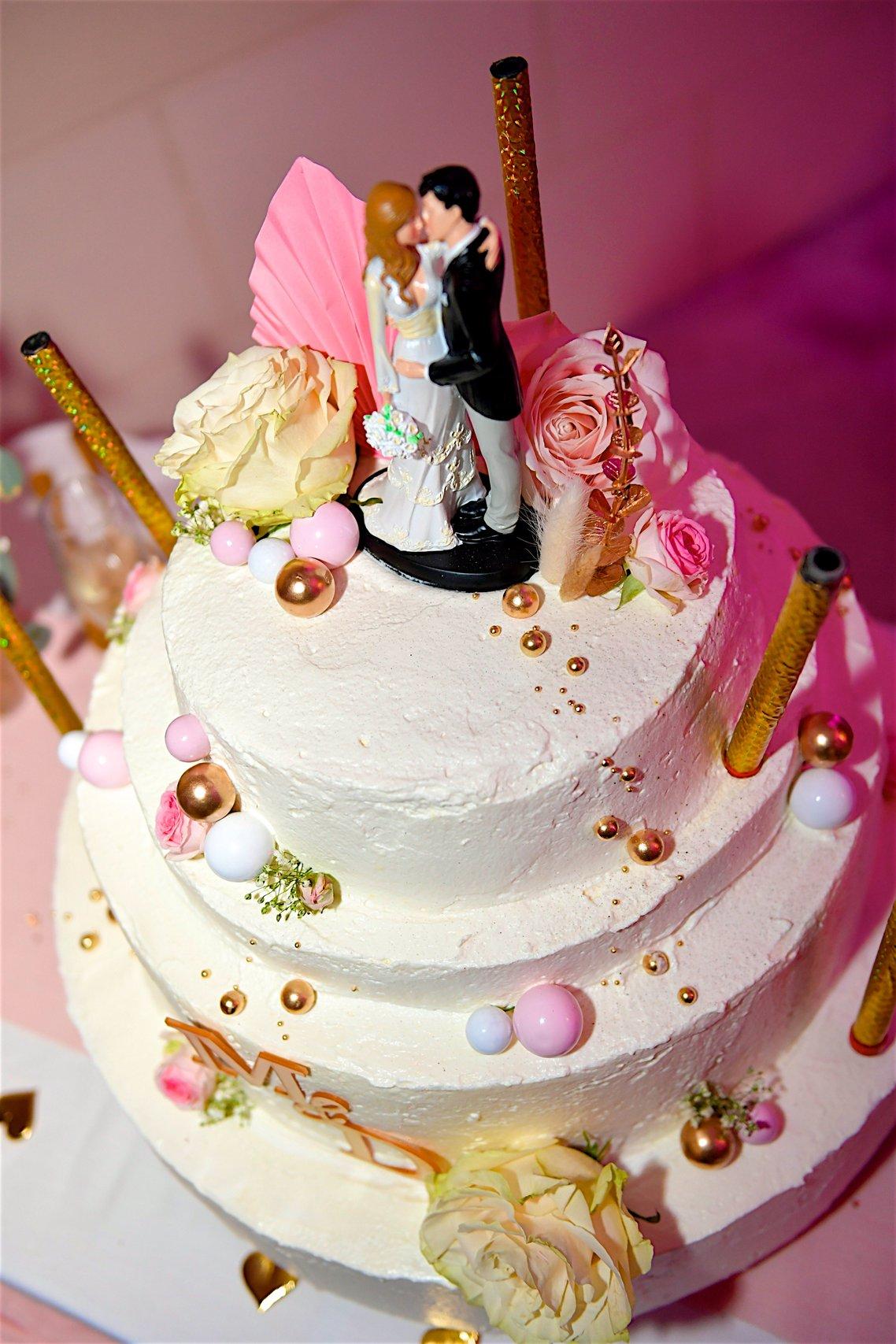 gateau de mariage avec figurine des mariés, traiteur qui prend en charge le gateau