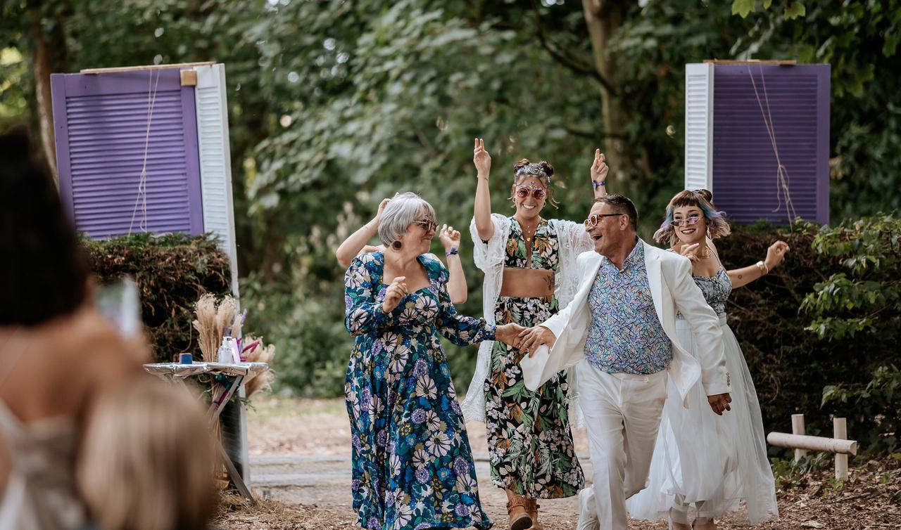 mariage et famille, famille qui s'amuse lors d'un mariage, amusement, convivialité, bonne ambiance mariage