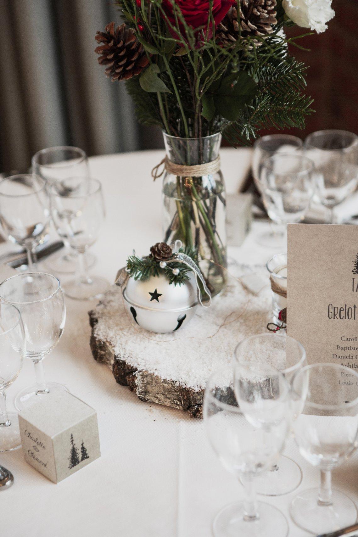 décoration table mariage noël avec boule argentée