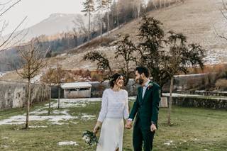 mariée avec pull en laine comme accessoire de mariage d'hiver