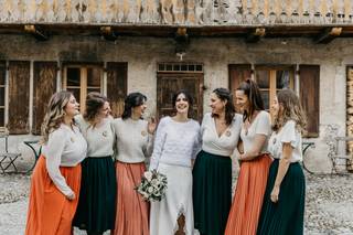 mariée avec pull chaud en maille comme accessoire de mariage d'hiver