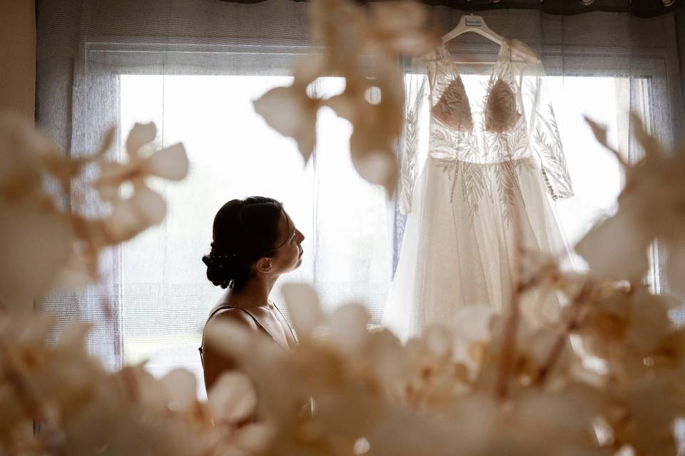 mariée qui regarde sa robe de mariée bohème, choisir sa robe de mariage, comment choisir sa robe de mariée à 40 ans