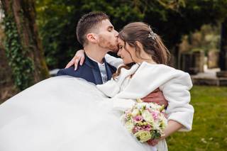 mariée avec petit blouson blanc et chaud comme accessoire de mariage d'hiver