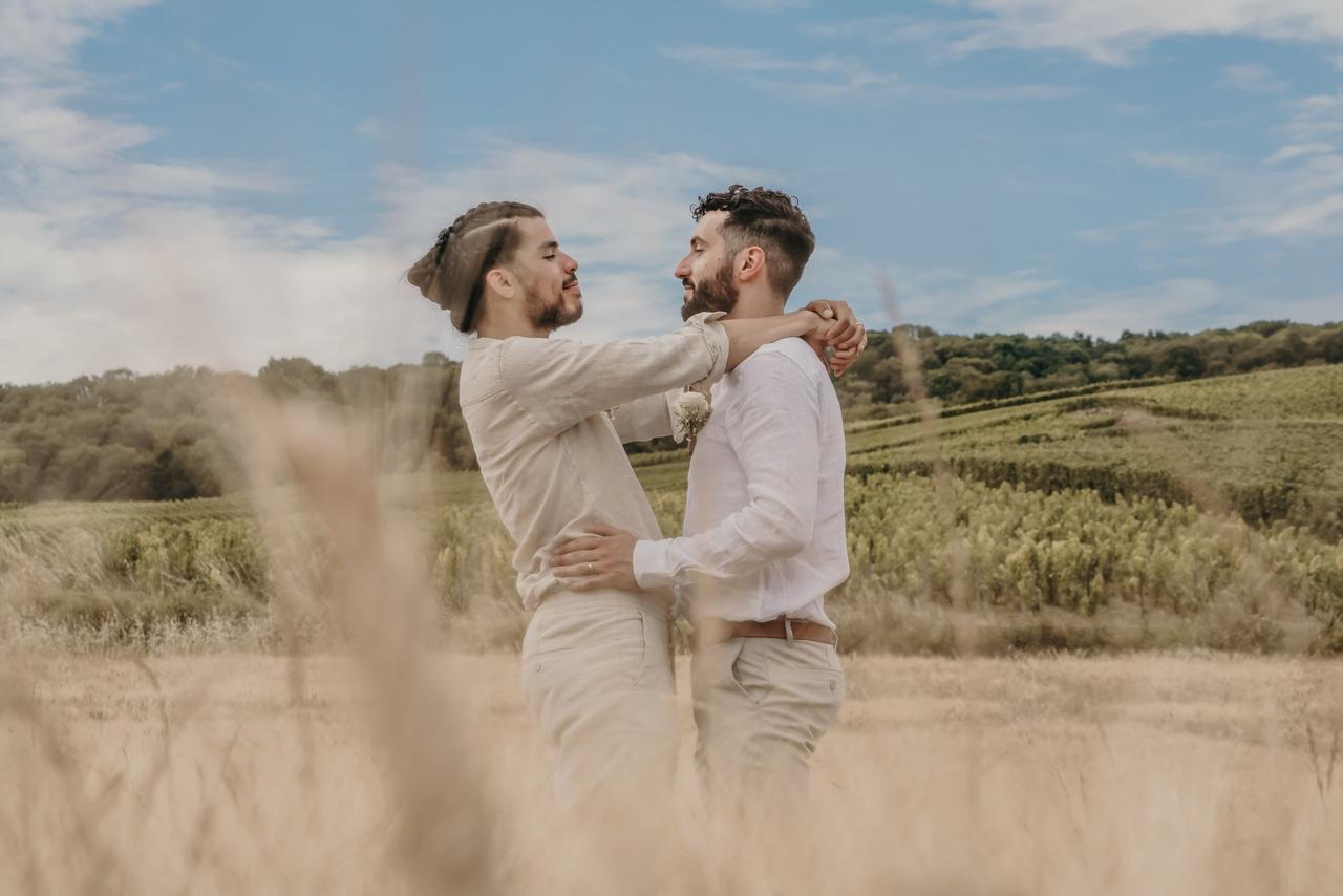 couple gay mariage, dans un champ en pleine nature, mariage gay