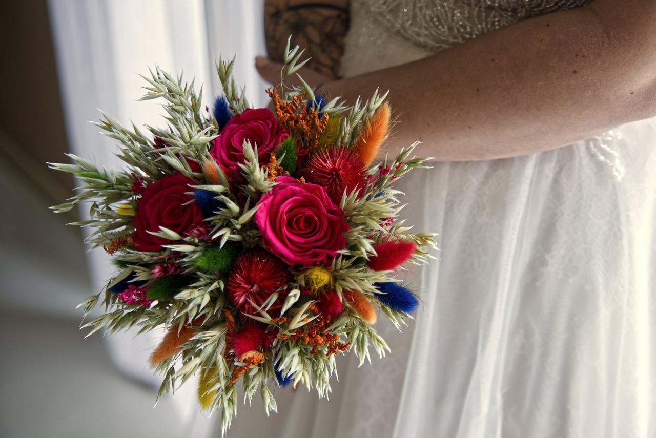 bouquet mariee hiver multicolor rose jonc et feuillage hiver