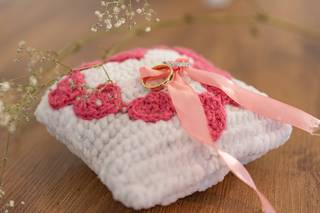 coussin d'alliances en tricot blanc et rose