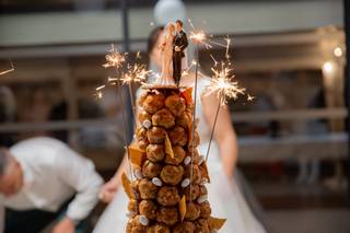 tradition mariage piece montée choux avec figurine des mariés