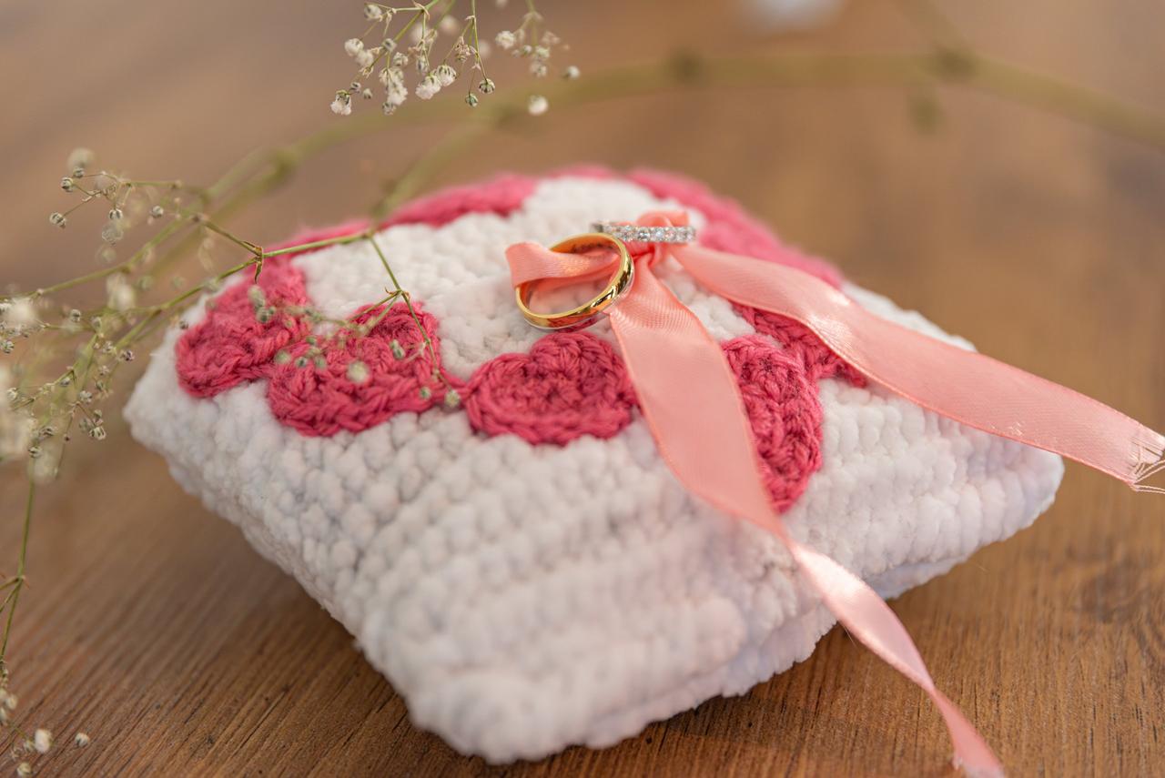 coussin d'alliances en tricot blanc et rose