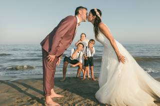 Photo couple mariage originale plage enfant