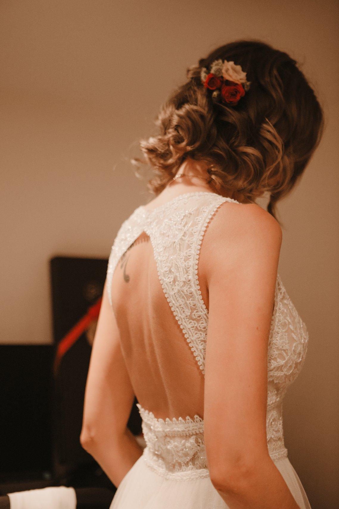 mariée aux cheveux courts avec fleurs dans la coiffure