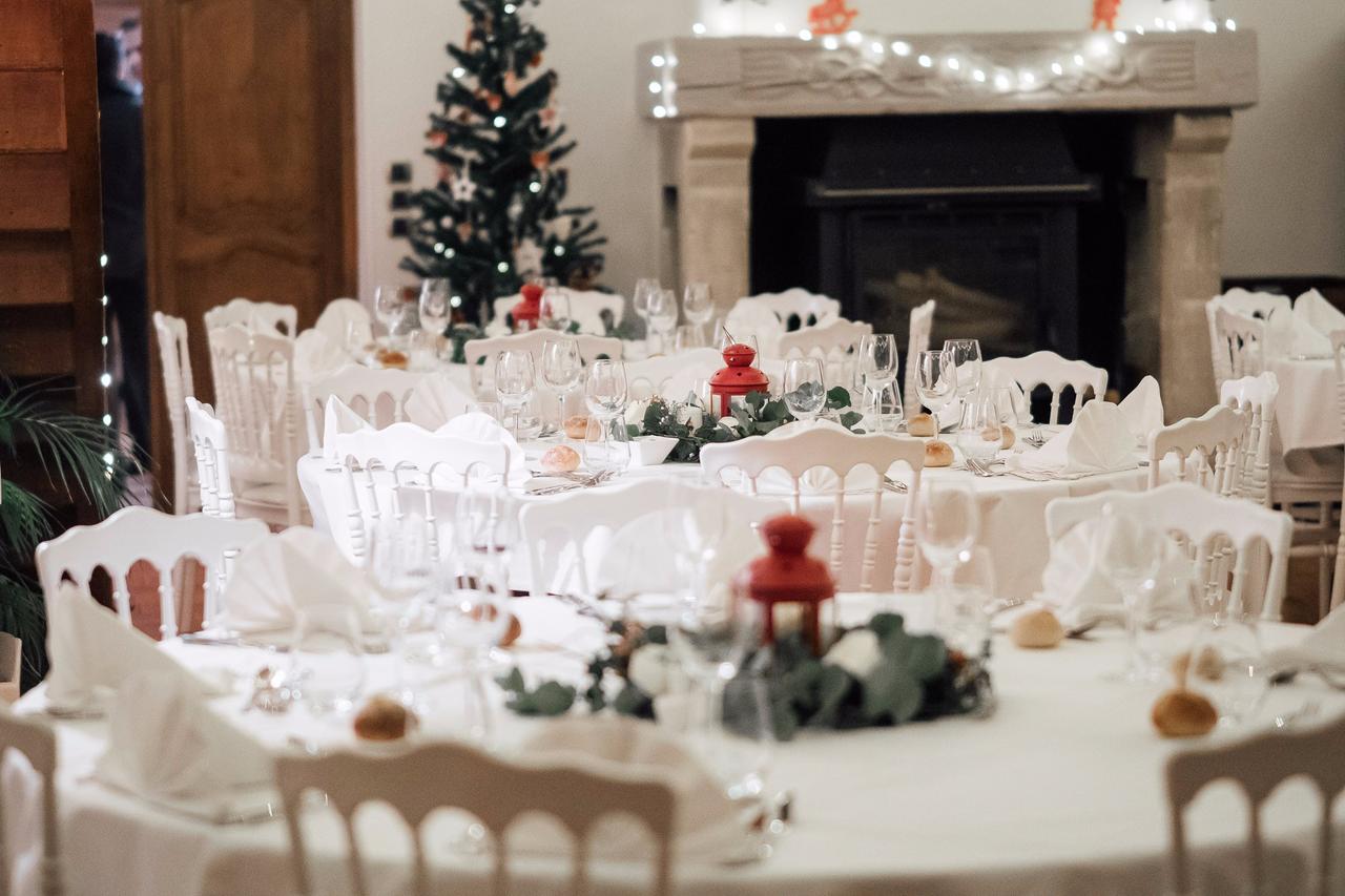 deco de salle de mariage d'hiver aux couleurs vertes et rouges, theme de Noel avec sapin