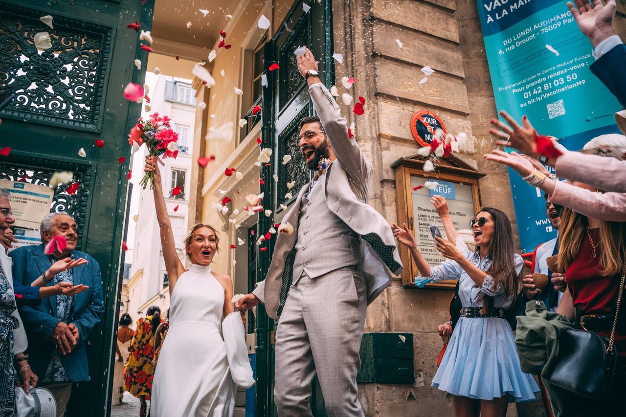 mariage à la mairie sortie des mariés