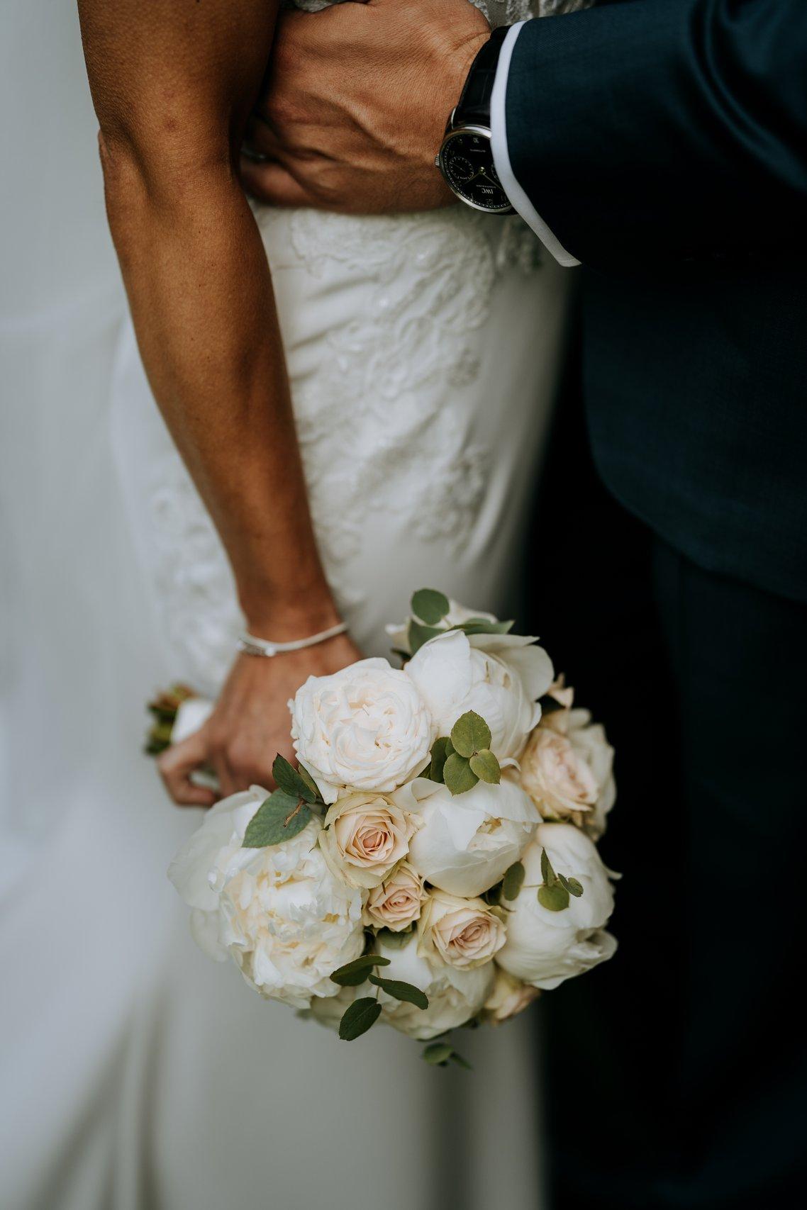 bouquet de mariée rond avec pivoines blanches et roses rose poudré