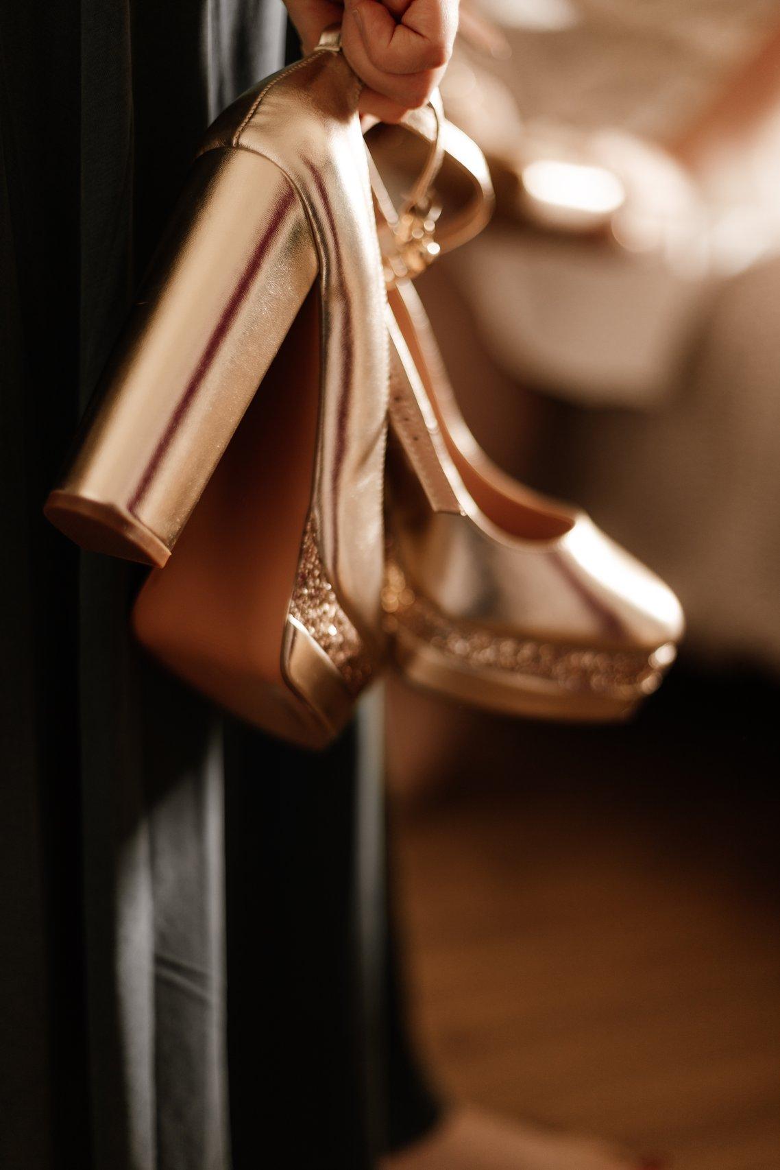 Chaussures de mariée dorées avec plateforme à talon carré