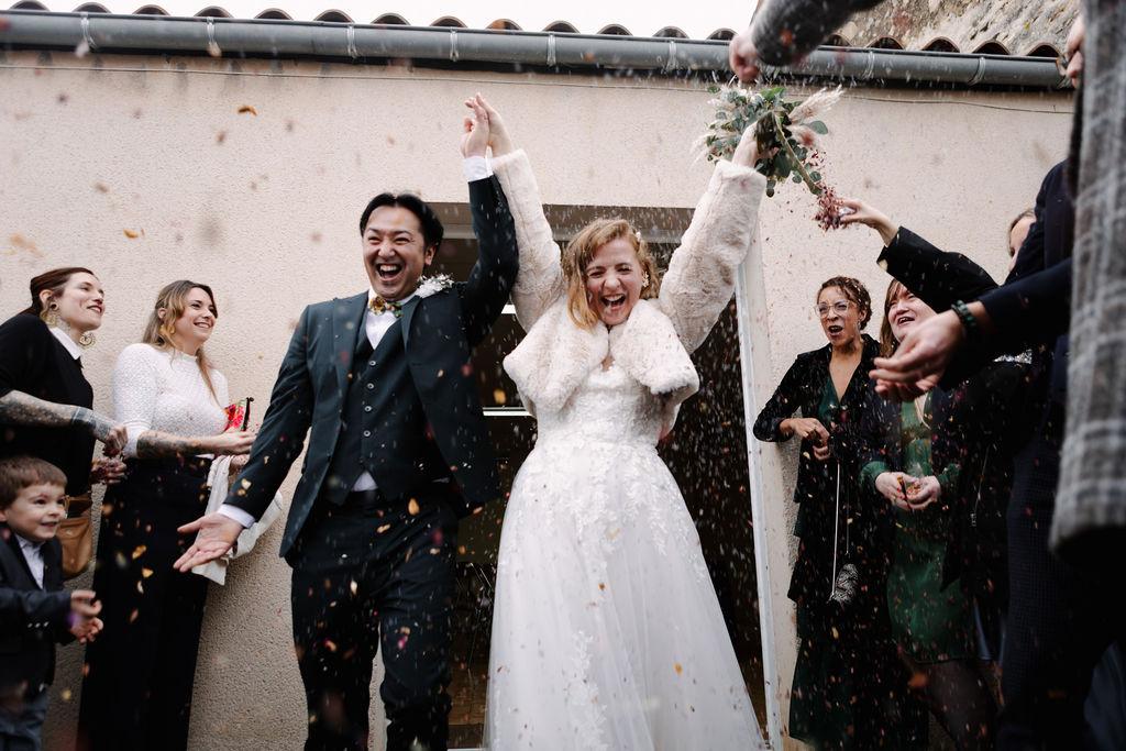 mariée avec petit manteau blanc en fourrure comme accessoire de mariage d'hiver