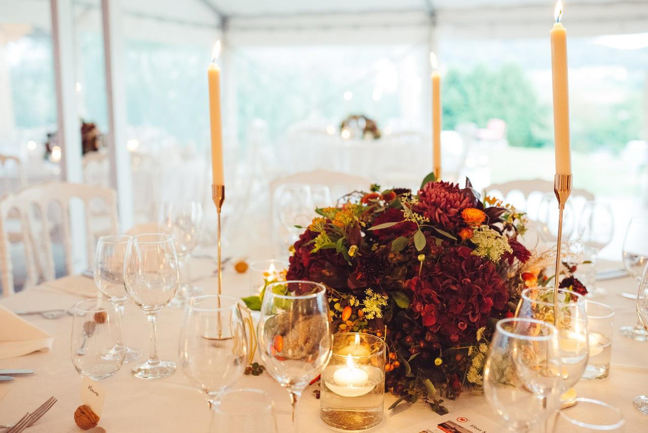 centre de table en exterieur avec bougie et bouquet de rose rouge