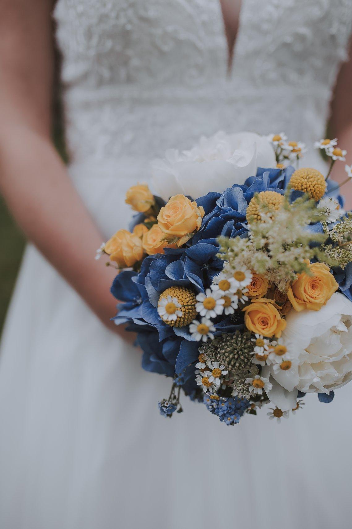 bouquet de fleurs avec robe de mariage