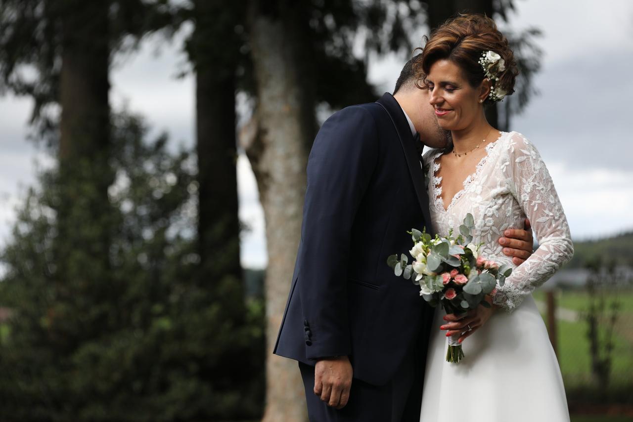 mariée aux cheveux courts avec fleurs dans les cheveux