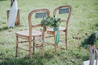 décoration florale des chaises des mariés pour la cérémonie laique