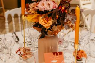 centre de table avec des bougies oranges et fleurs séchées