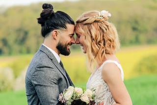 mariée aux cheveux courts avec fleurs dans la coiffure