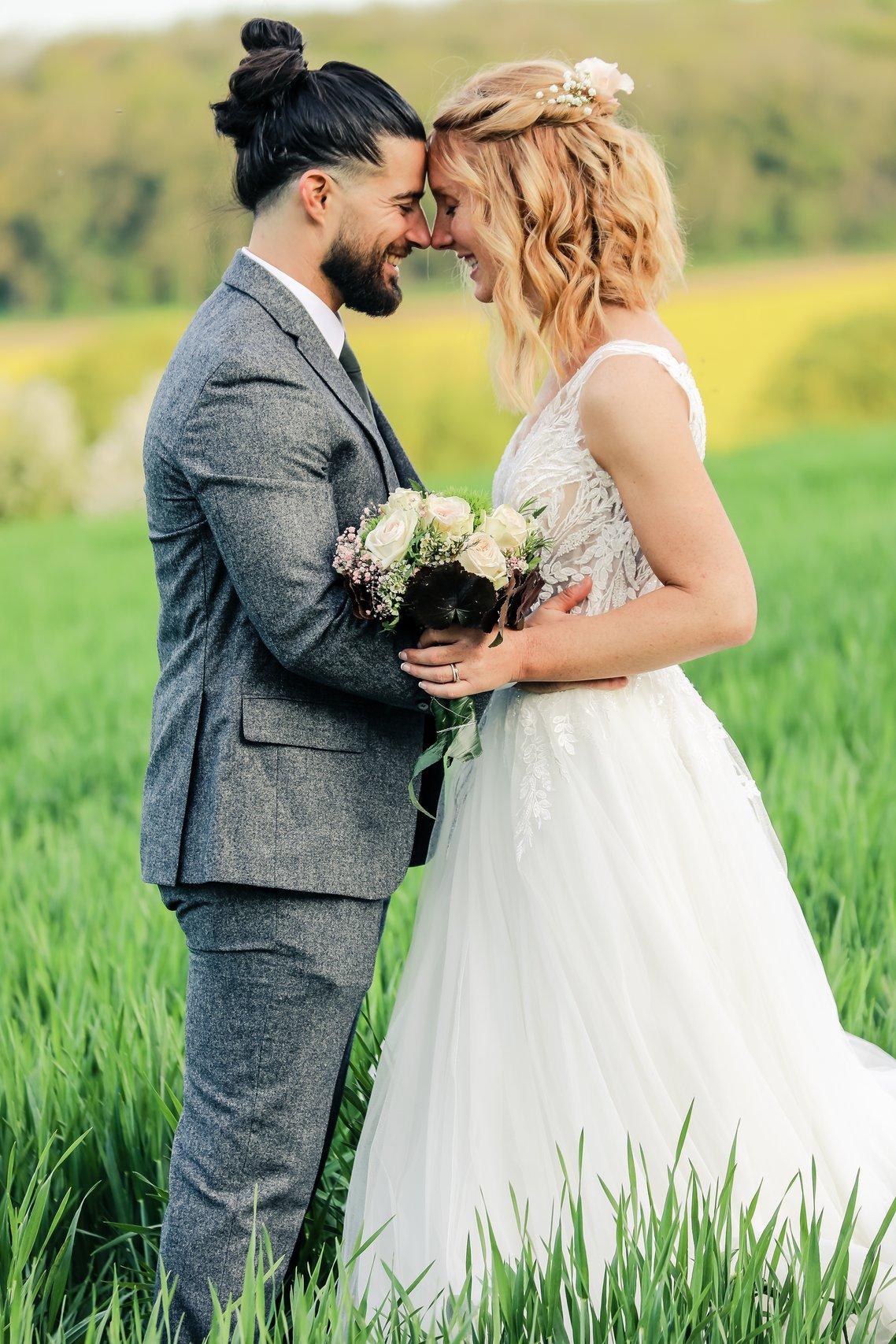 mariée aux cheveux courts avec fleurs dans la coiffure