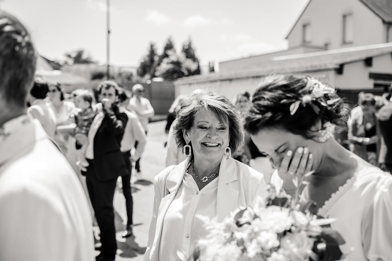 mariée émue aux cotés de sa mère, mariage et famille