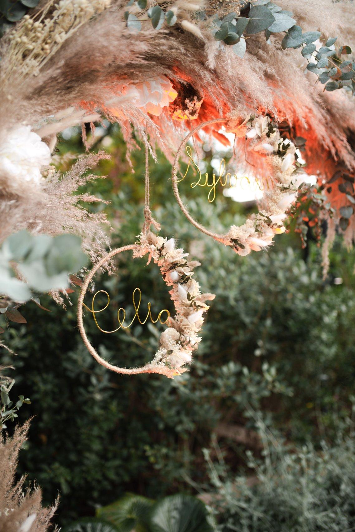 cerceaux et lettre pour arche de mariage décorée