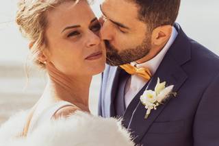 mariée avec manteau blanc comme accessoire de mariage d'hiver