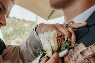 boutonnière inspiration mariage mocha mousse, couleur pantone 2025