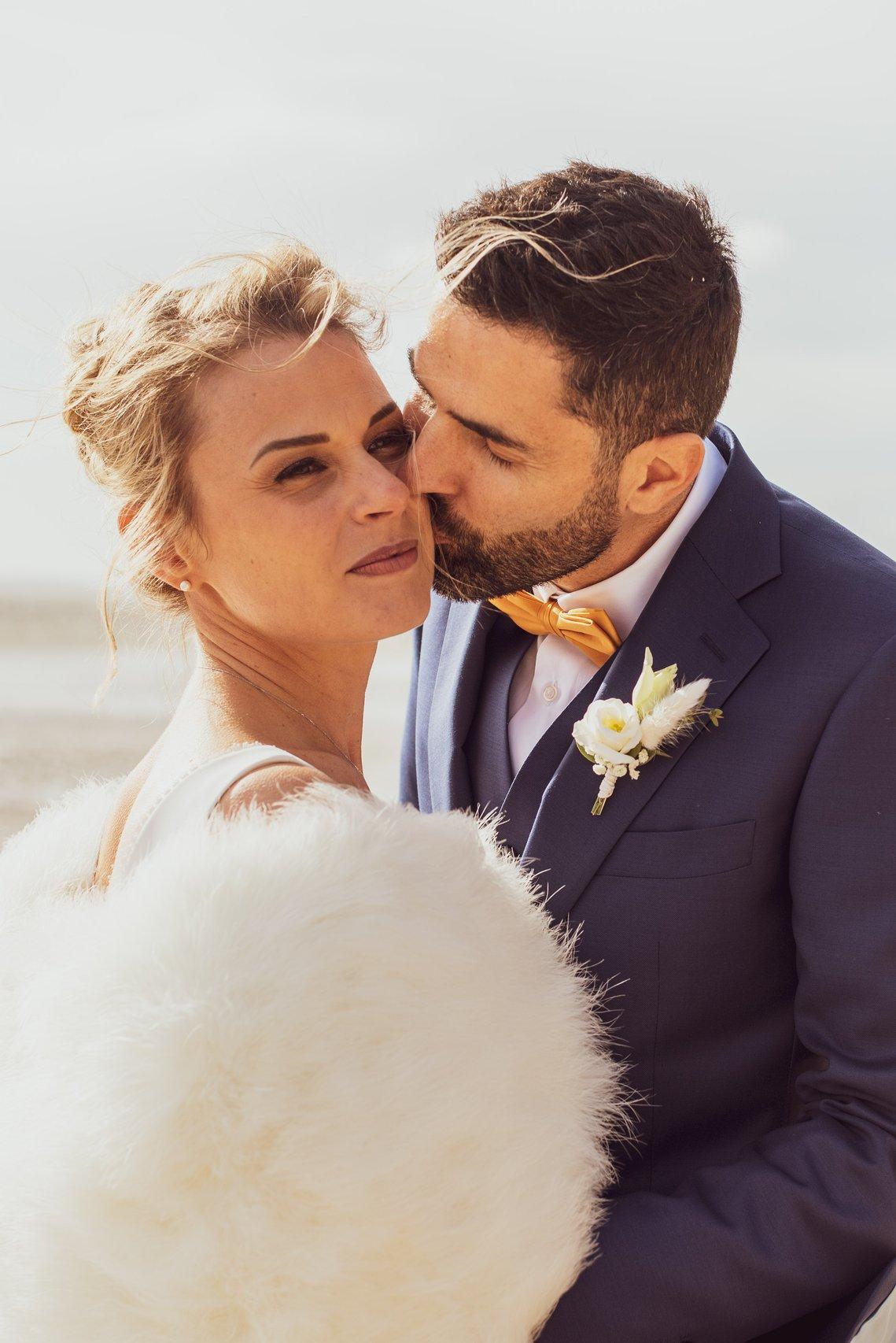 mariée avec manteau blanc comme accessoire de mariage d'hiver