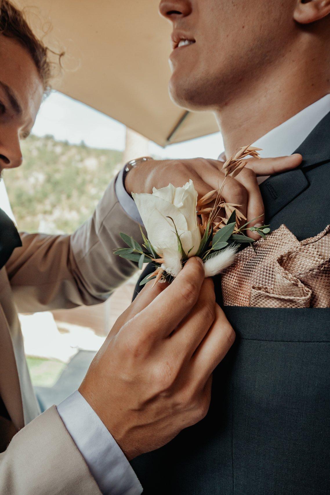 boutonnière inspiration mariage mocha mousse, couleur pantone 2025