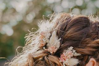 coiffure de mariée avec cheveux bouclés, chignon de mariage bouclé avec fleurs dans les cheveux, coiffure bohème chic