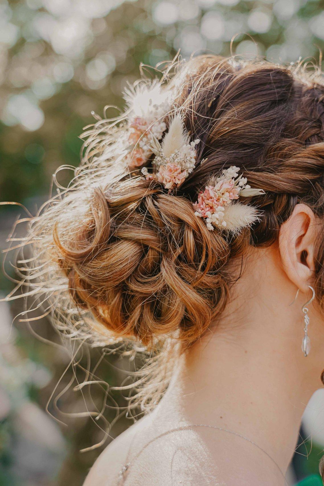 coiffure de mariée avec cheveux bouclés, chignon de mariage bouclé avec fleurs dans les cheveux, coiffure bohème chic