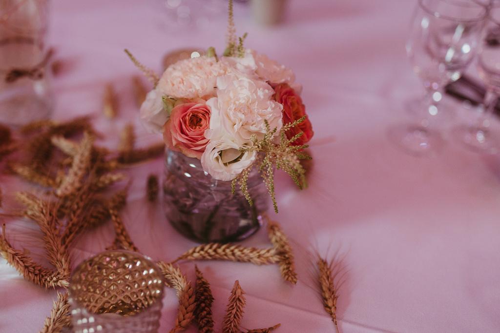 centre de table avec feuille de blé et rose blanche et rouge